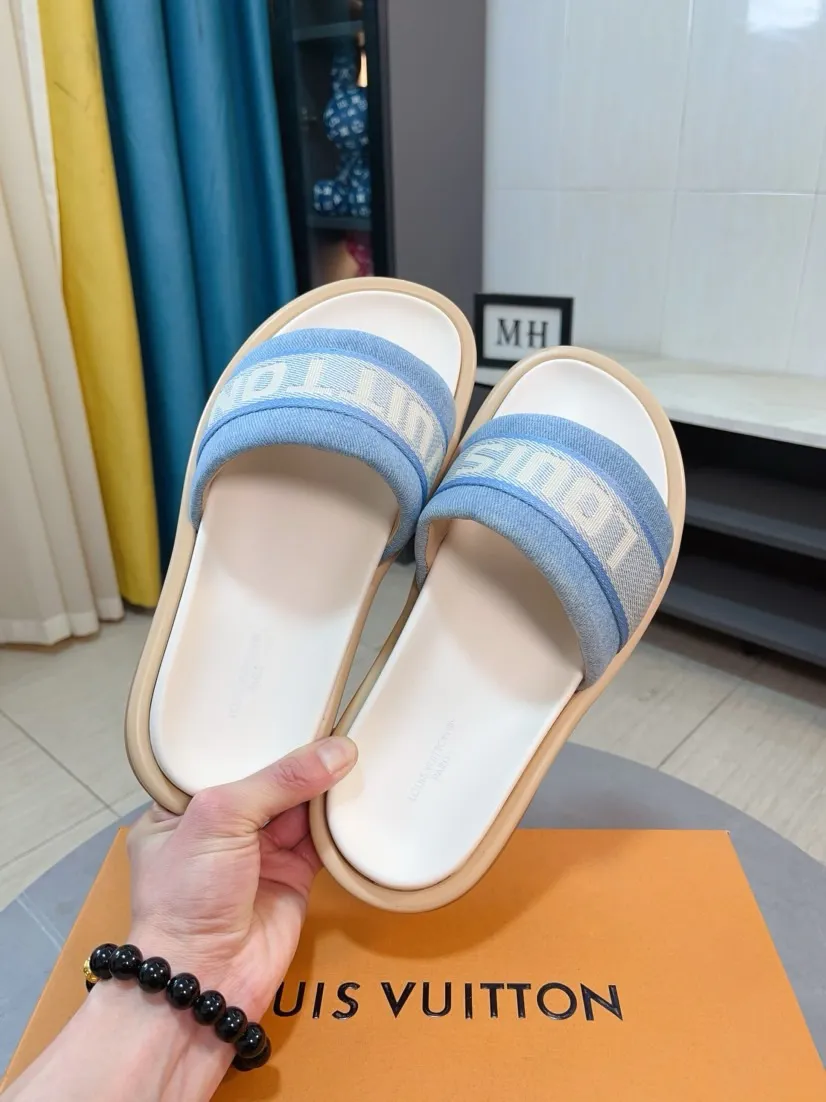 Ex-factory price 360🌹🌹 (lv-Louis Vuitton) New men's slippers, high-end boutique, exquisite embossed logo decoration on the upper, fine workmanship, super soft soles, casual, loose and comfortable, a must-have in summer! \nsize：38-44